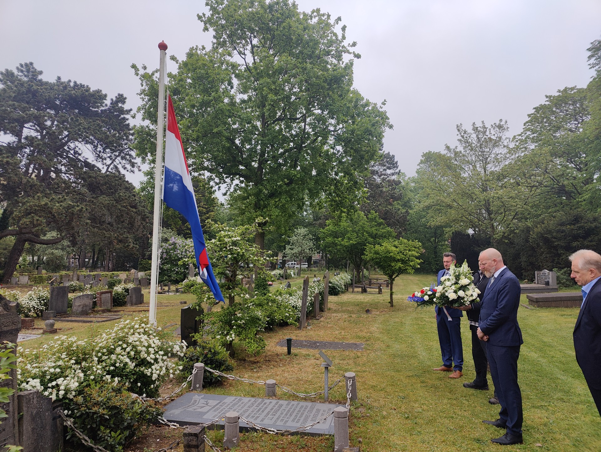 Wethouder Korf legt bloemen op graf Jan Bonekamp