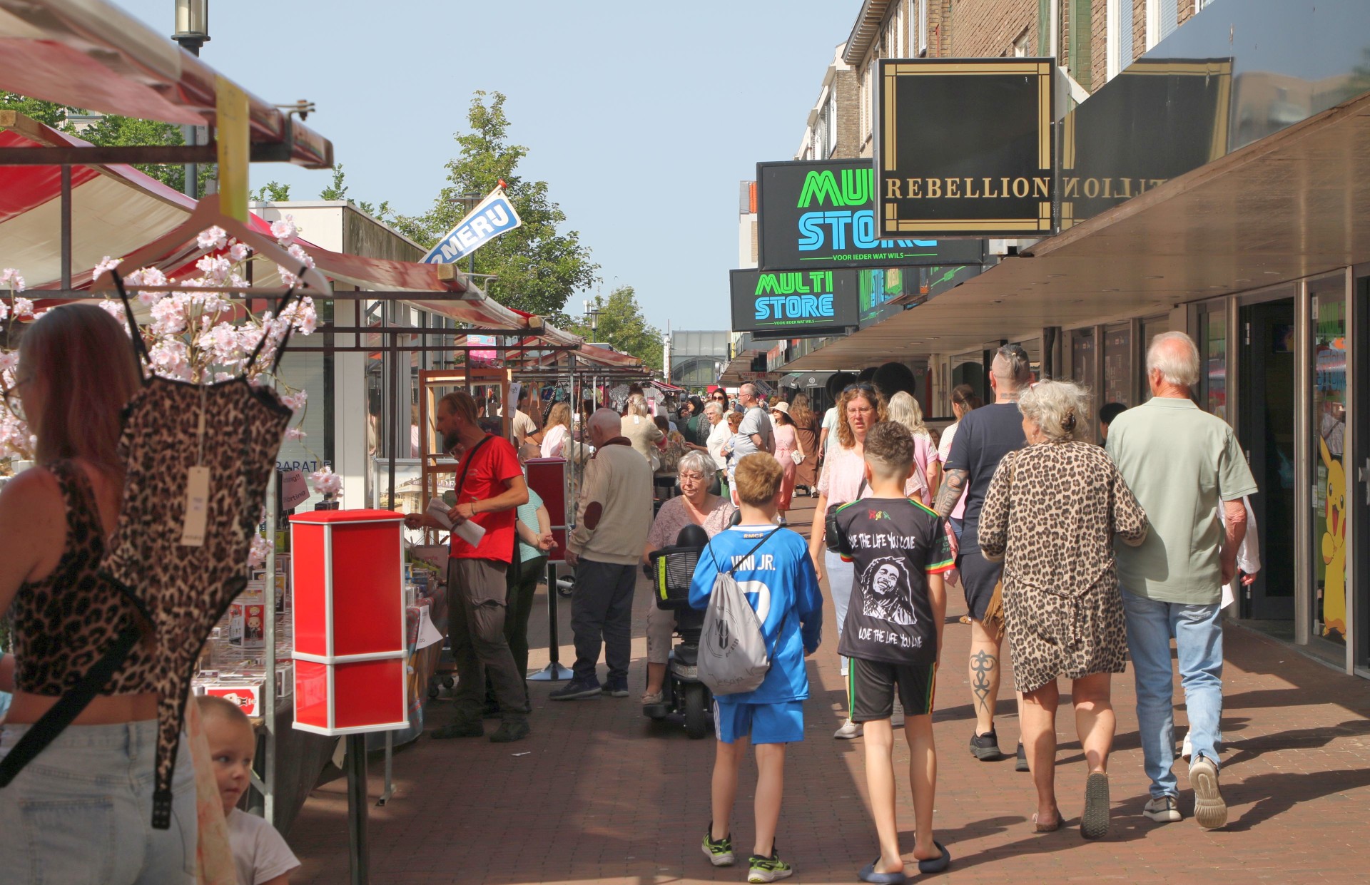 Braderie Centrum IJmuiden gezellig druk