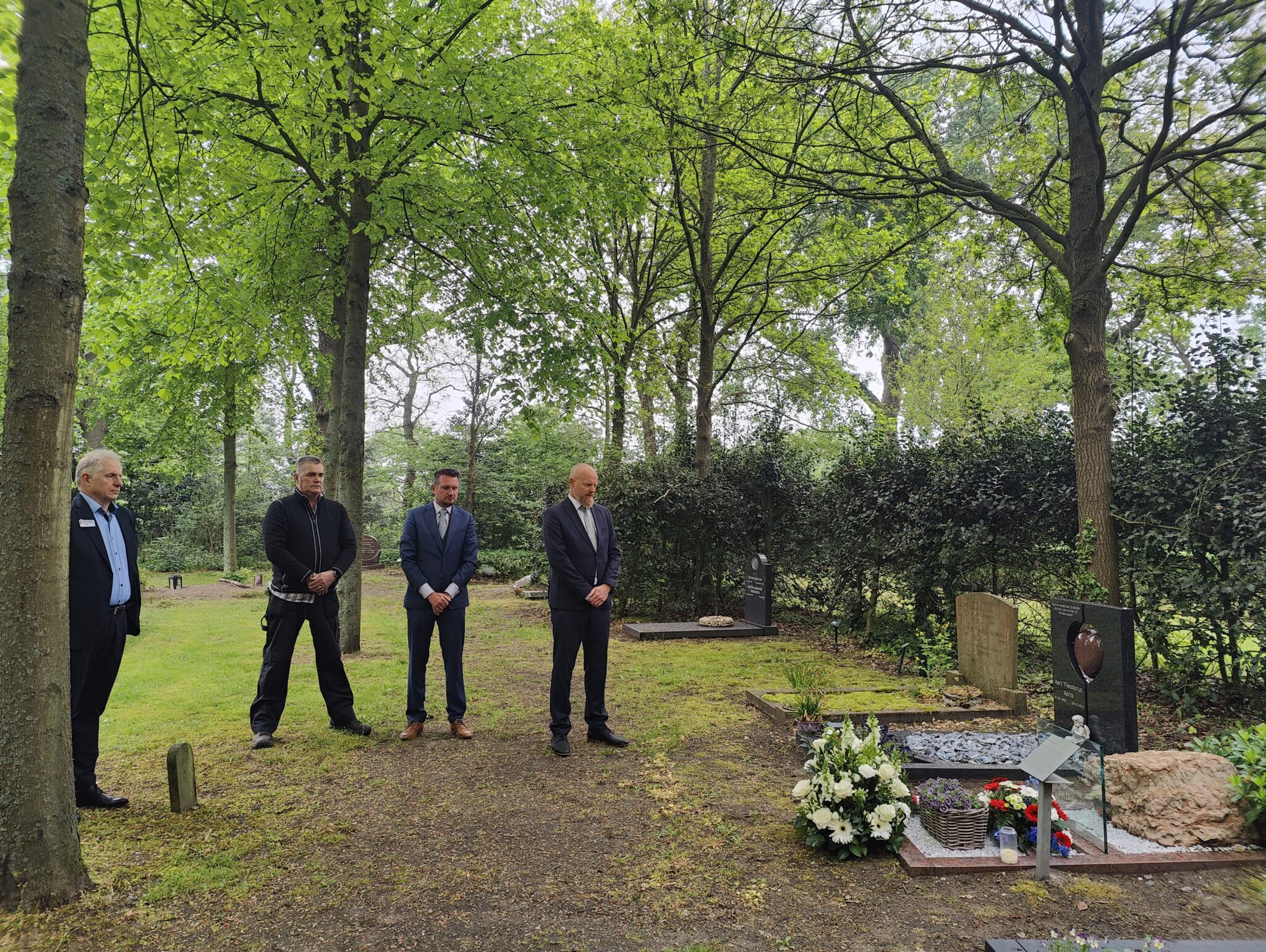 Bloemenhulde op graven oorlogsslachtoffers De Biezen