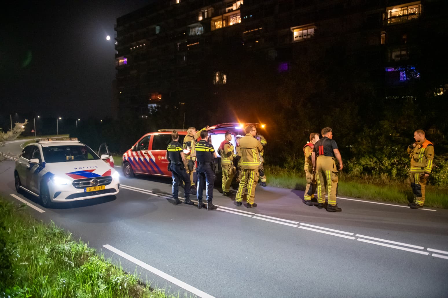 Zoektocht naar mogelijke natuurbrand in duingebied IJmuiden na hevige brandlucht