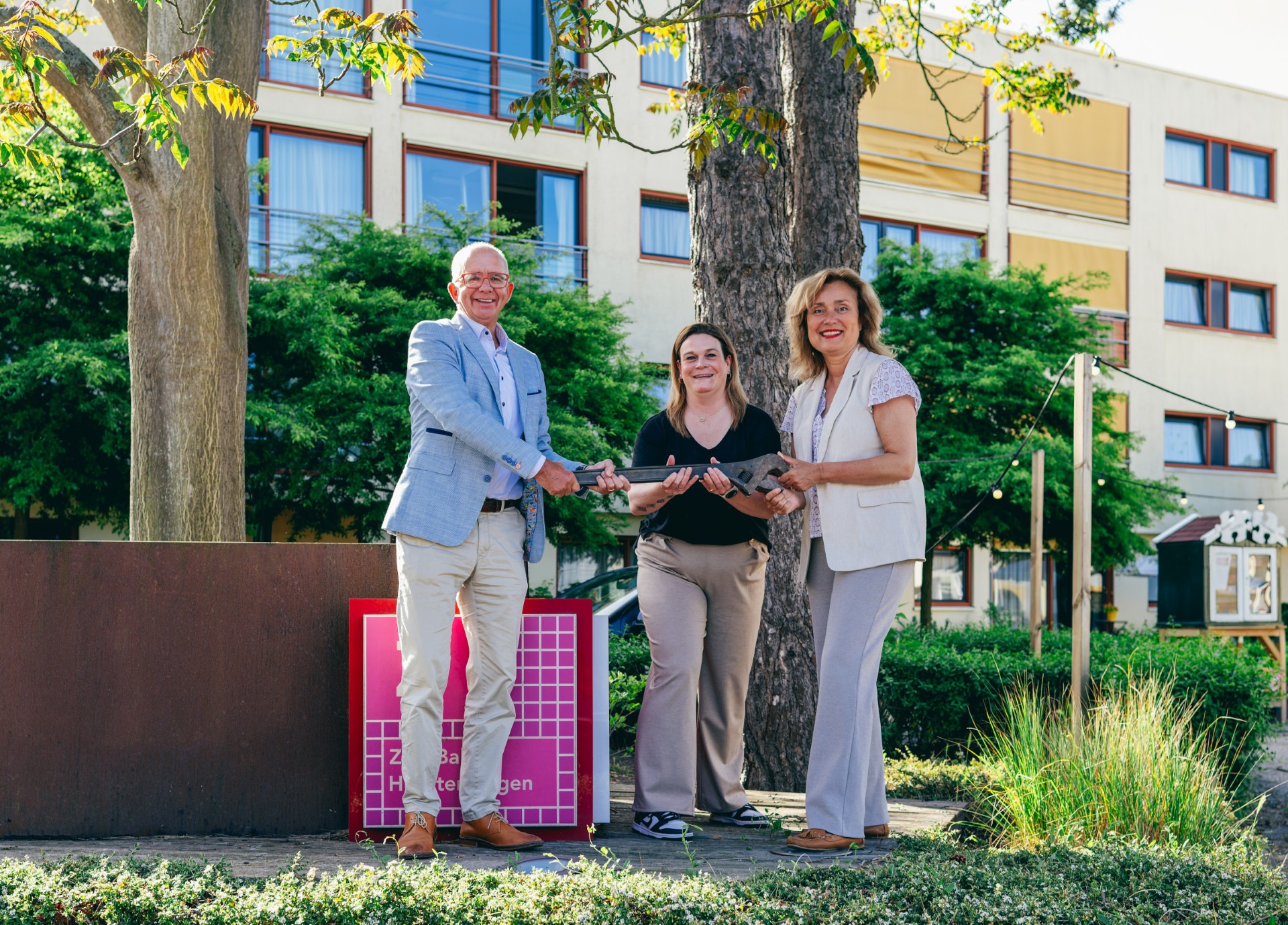 Overdracht Huis ter Hagen van Woningbedrijf Velsen naar Zorgbalans een feit