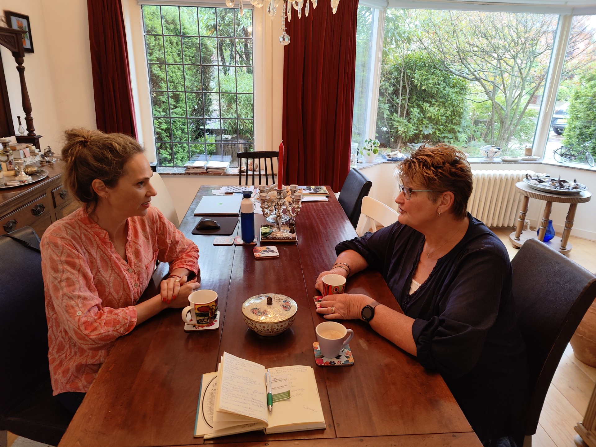 Bij de redactie aan tafel: Jolanda Ouwehand en Debbie Versluis van Stichting Nabestaandenzorg