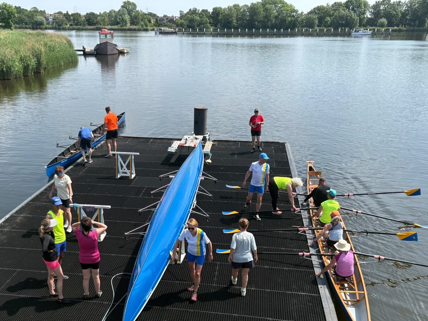 Een sportieve ontmoeting van een kano- en roeivereniging.