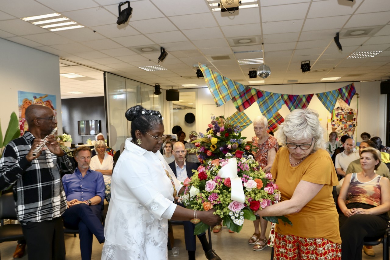 Herdenking Ketikoti in Velsen-Noord: pijn van slavernijverleden voelbaar