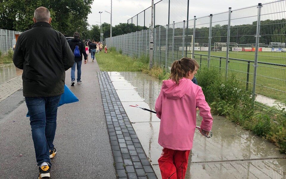 Kinderen maken wandelroute plasticvrij tijdens avondvierdaagse in Velsen