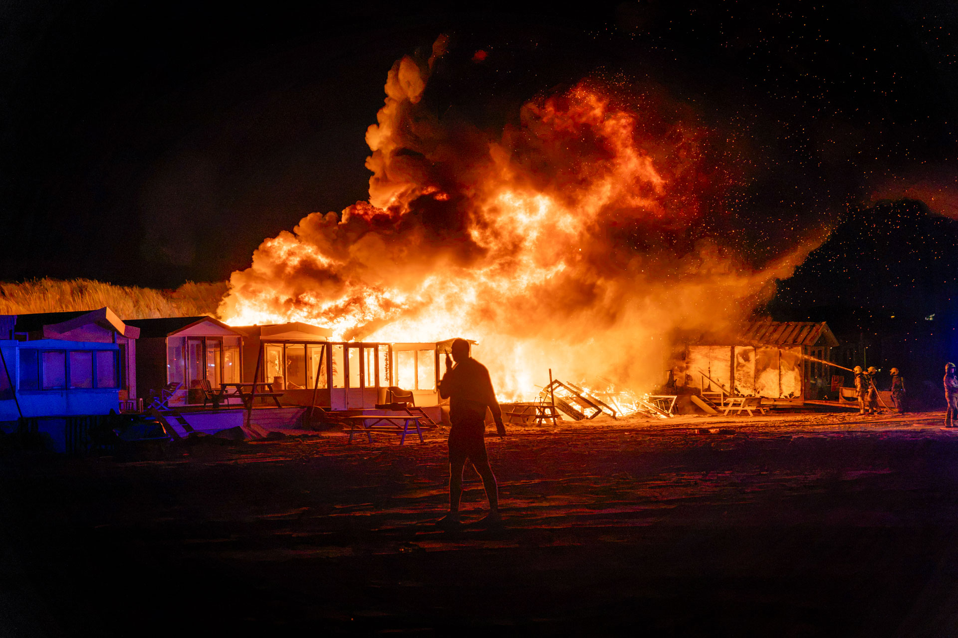 Meerdere strandhuisjes verwoest door grote brand op strand bij Velsen-Noord