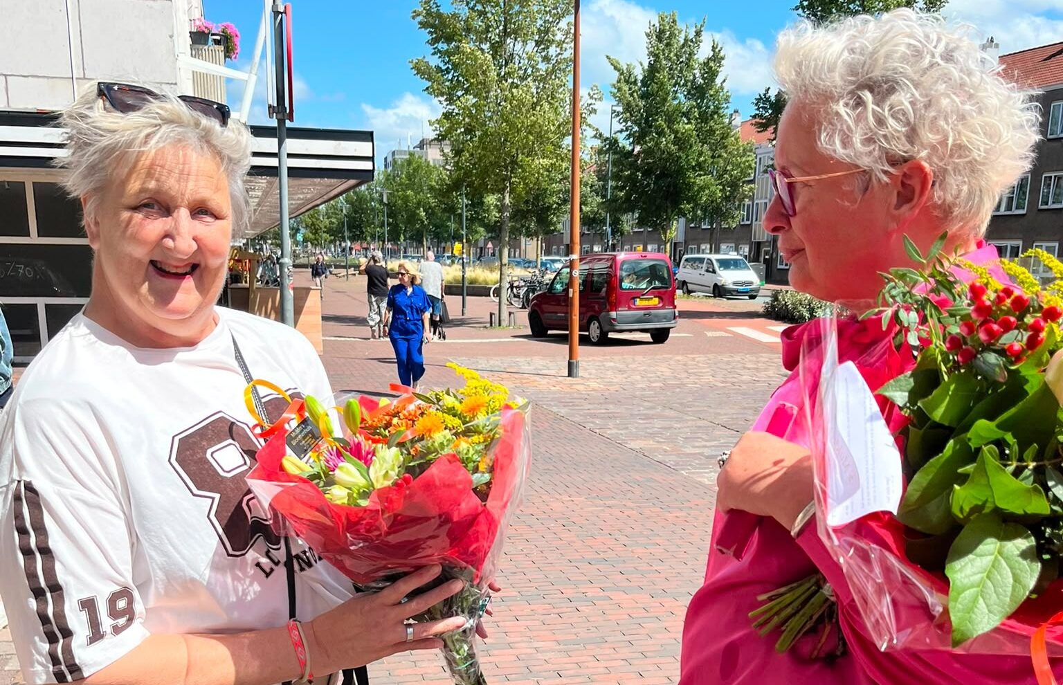 ‘We hebben 40 bossen bloemen uitgedeeld aan mensen op straat’