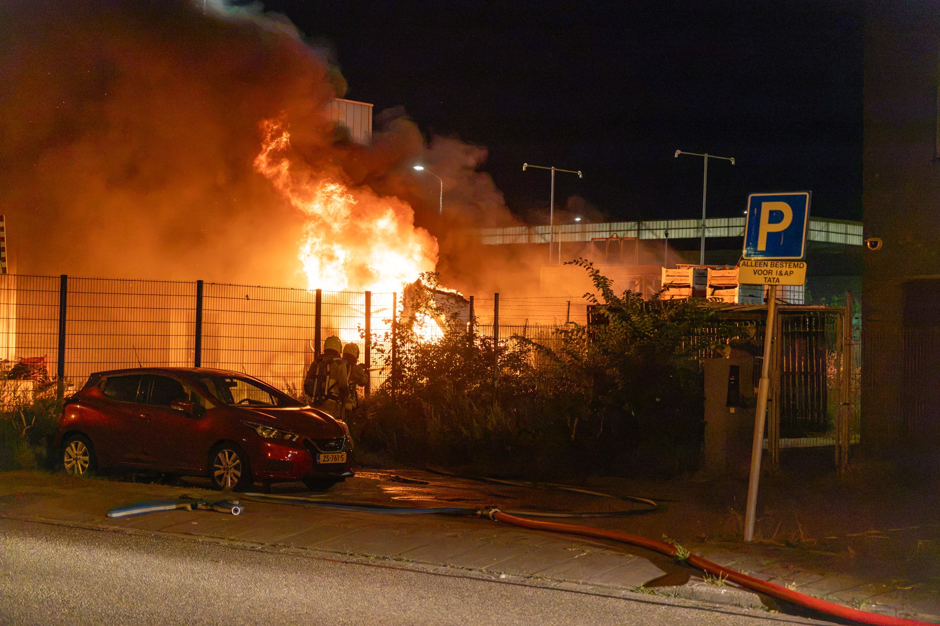 Camper volledig uitgebrand op afgesloten terrein Rooswijkweg in Velsen-Noord