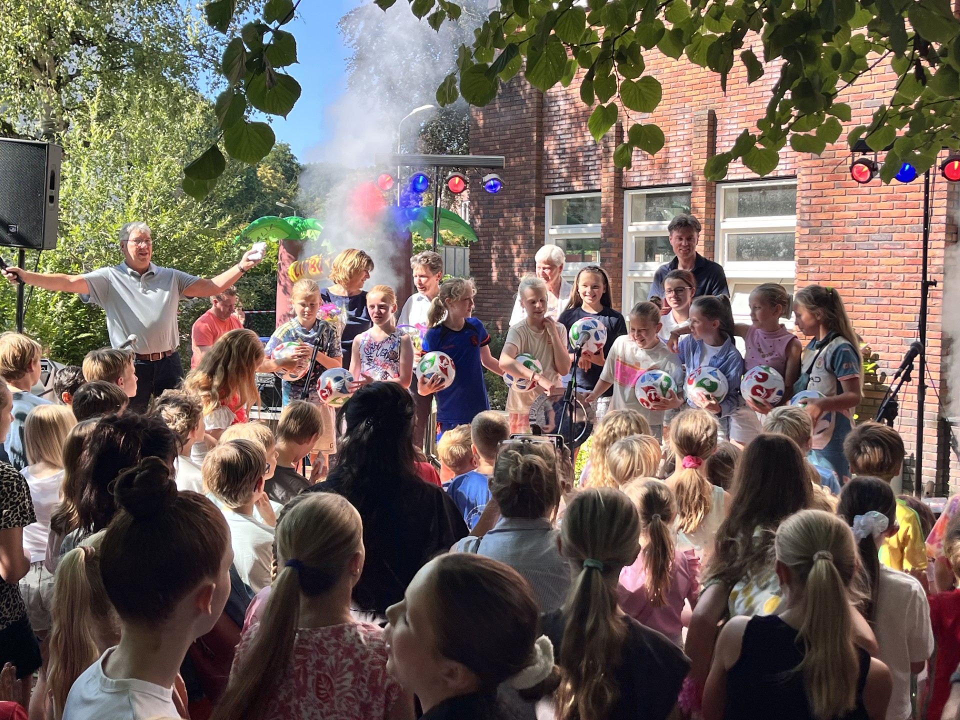 Huldiging voetbalmeiden van de Bosbeekschool