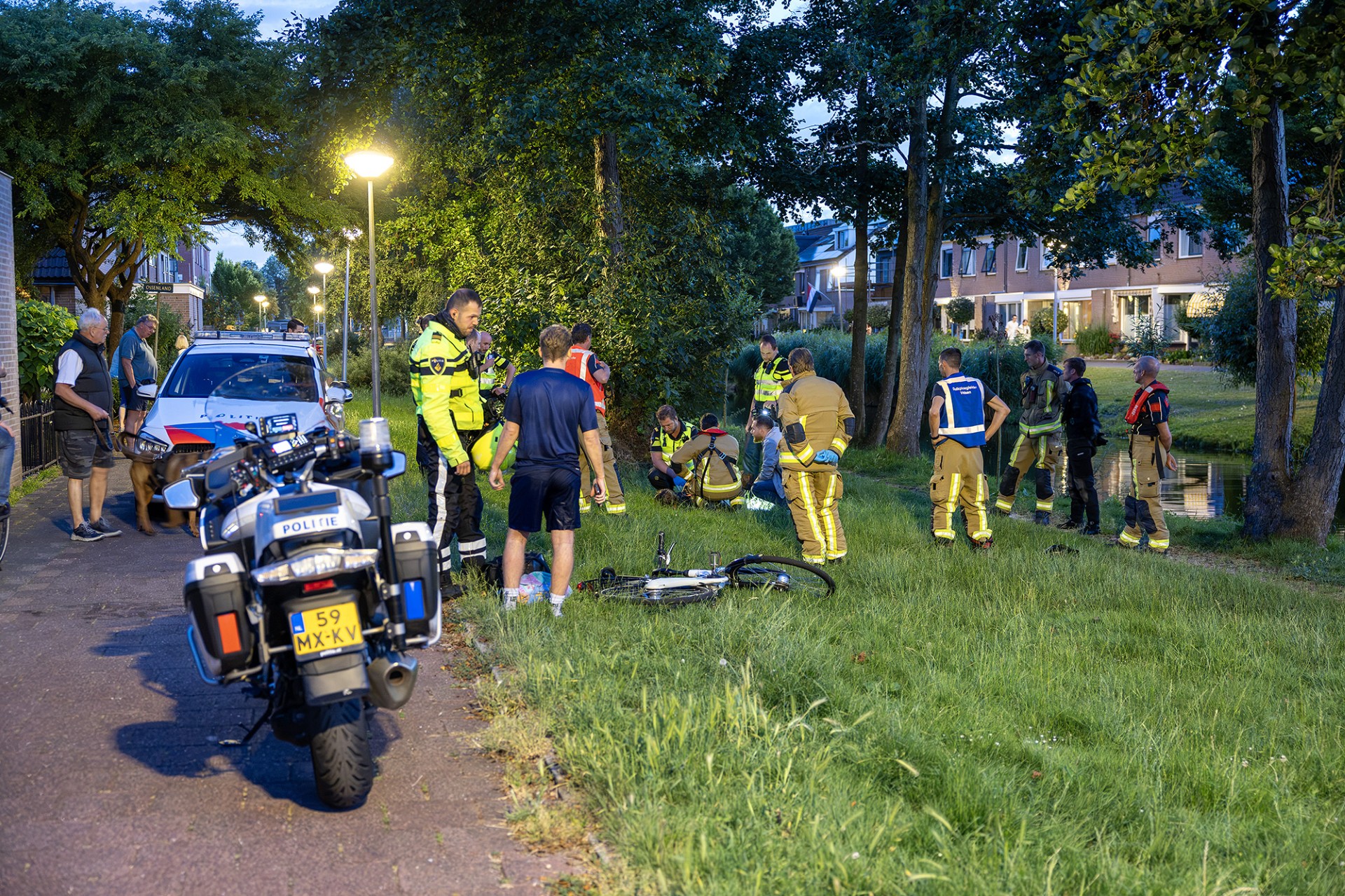 Verwarde vrouw uit water gehaald aan De Vliet in Velserbroek