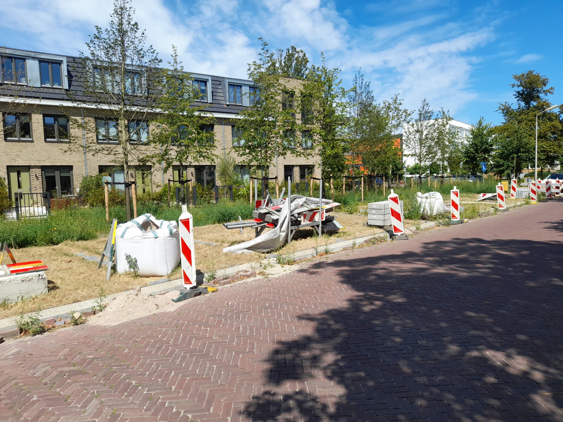 Parkeervakken Wolff en Dekenlaan pas in september beschikbaar