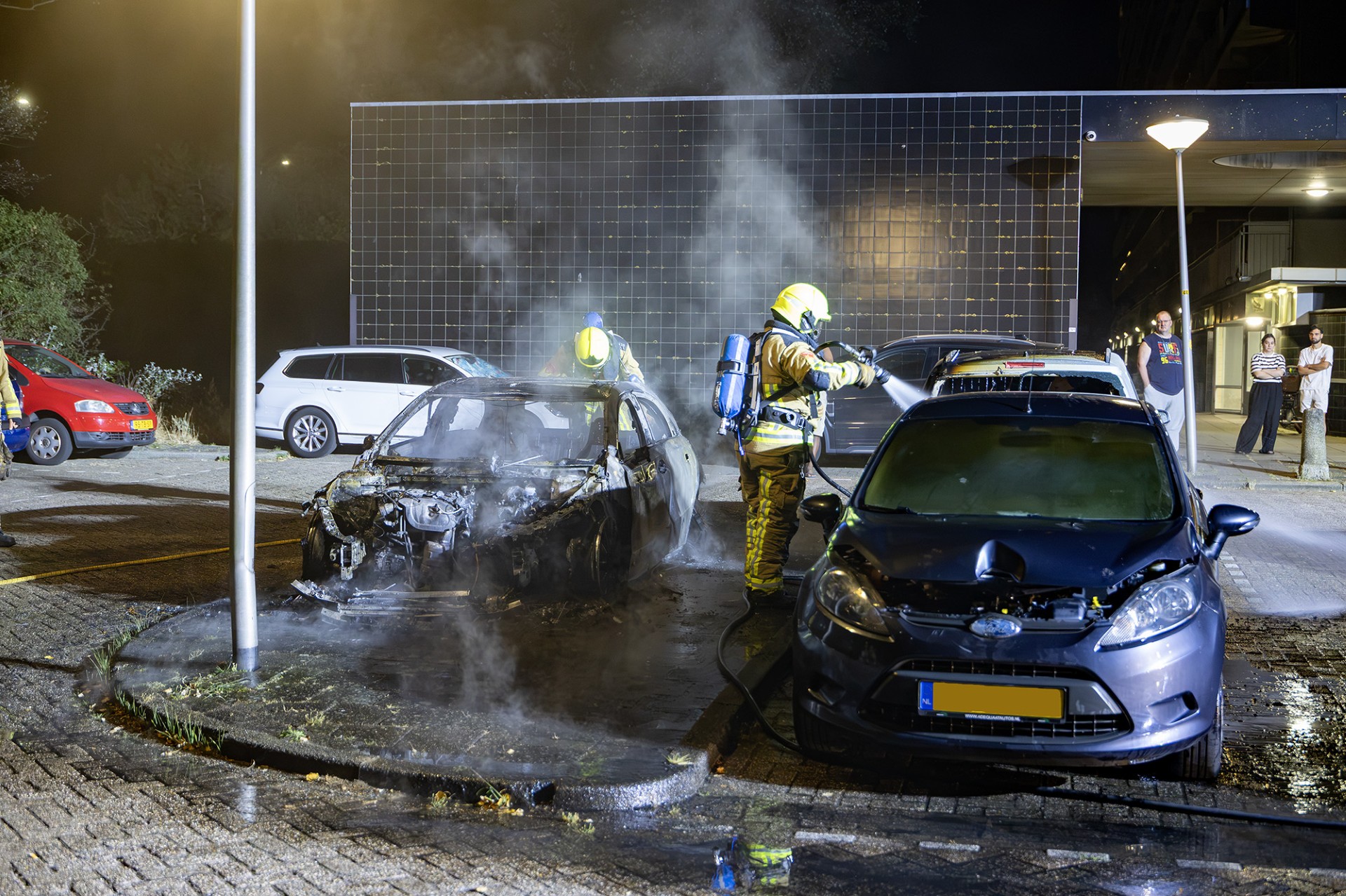 Drie auto’s zwaar beschadigd door autobrand op de Schiplaan in IJmuiden