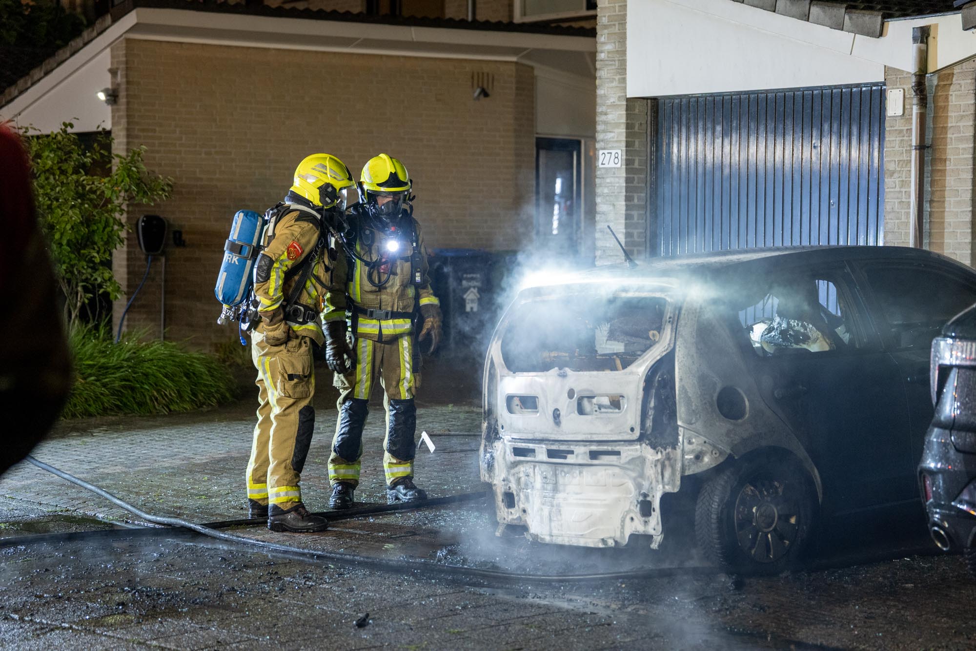 Auto volledig uitgebrand op oprit Grote Buitendijk
