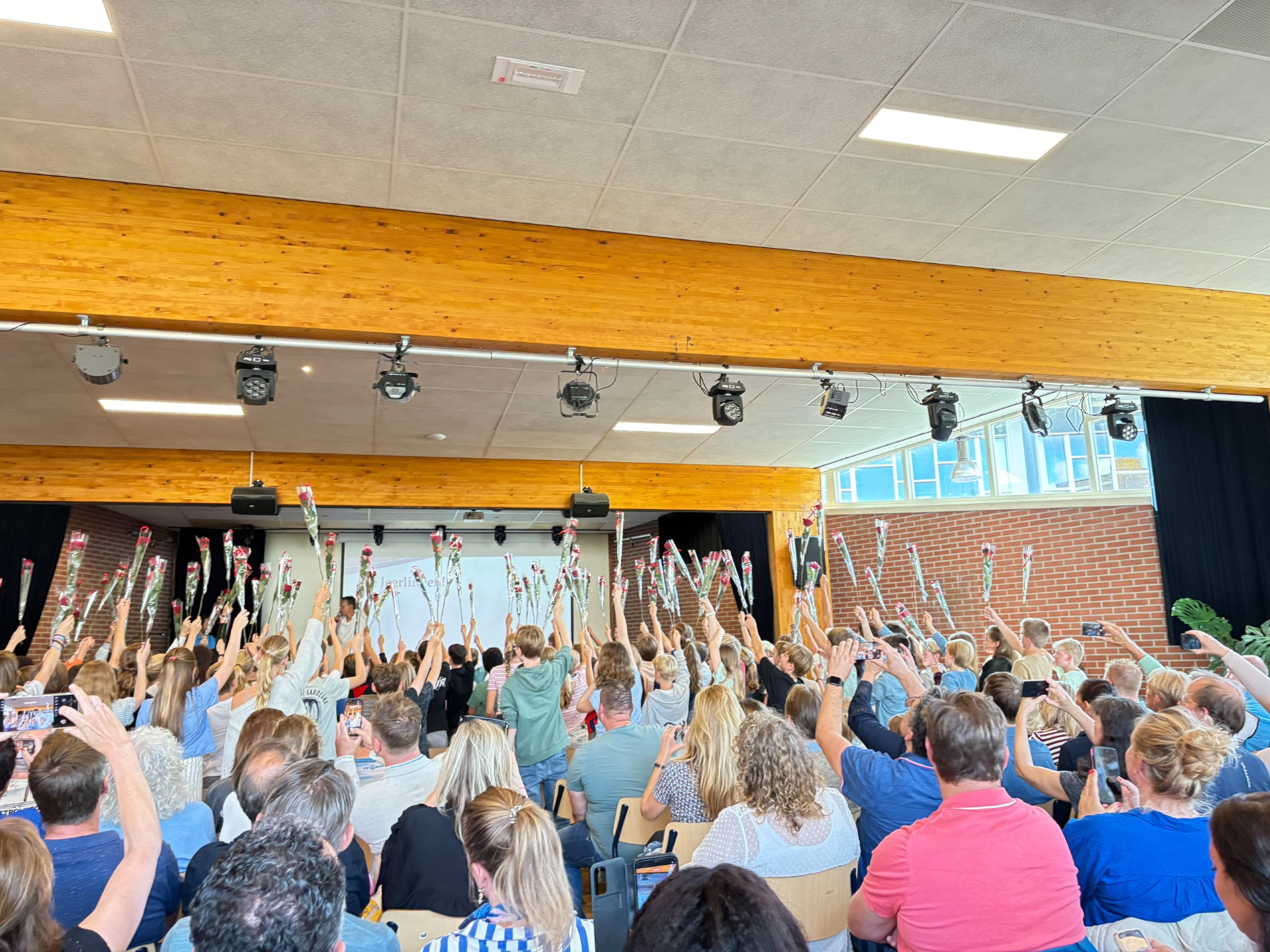 Traditionele rozenceremonie heet brugklassers welkom op Felisenum