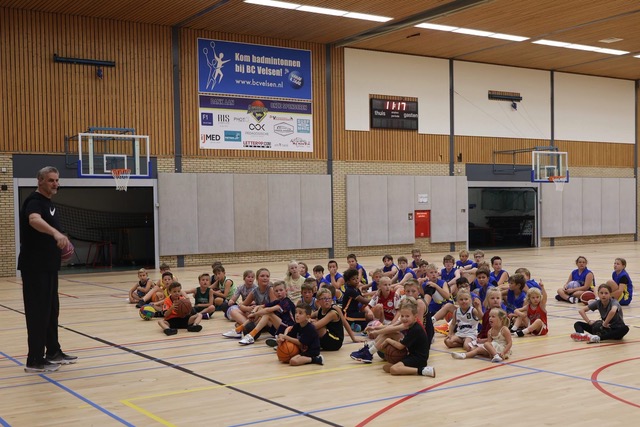 Basketballegende Henk Pieterse trekt volle hal bij Akrides