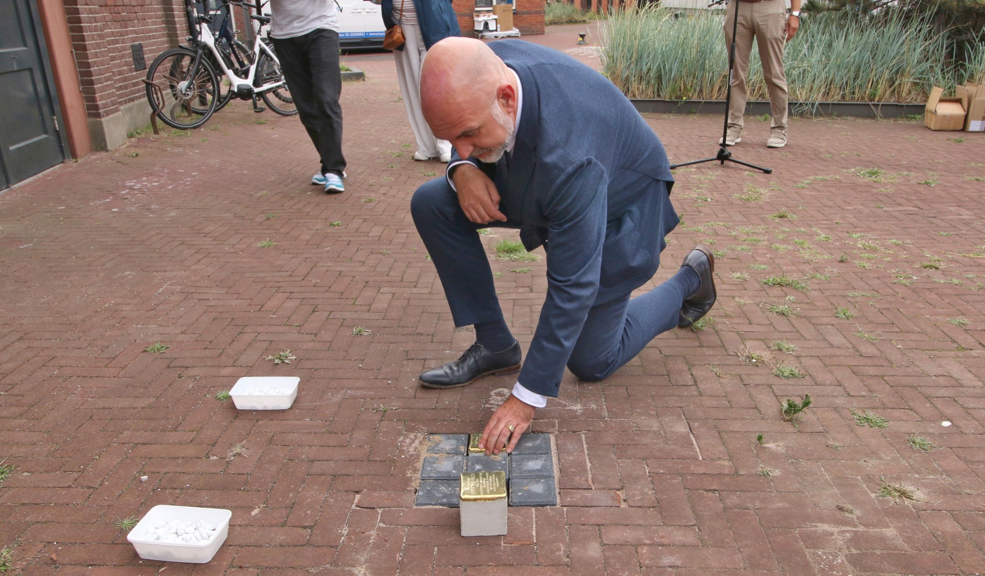 Vier struikelstenen geplaatst