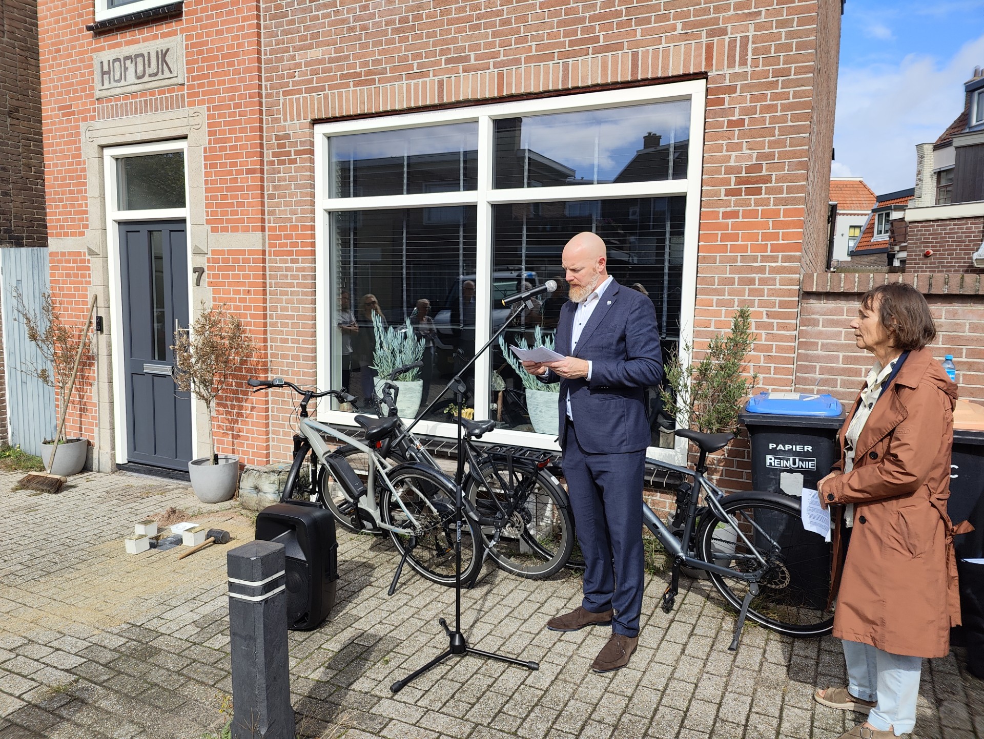 Emotioneel slotakkoord na het leggen van de laatste struikelstenen